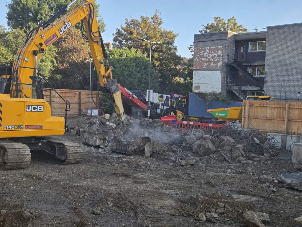 Pulveriser processing reinforced concrete with dust suppression Watford